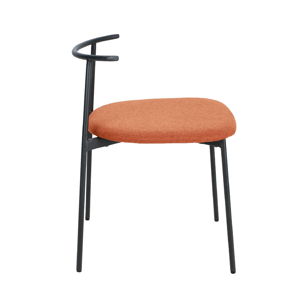 Orange curved back metal leg na upuan sa kainan